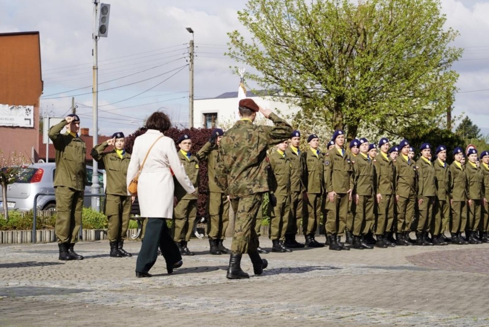 Zdjęcie w galerii na portalu naszwodzislaw.com: Ślubowanie kadetów na rydułtowskim rynku [FOTO] wiadomości z regionu