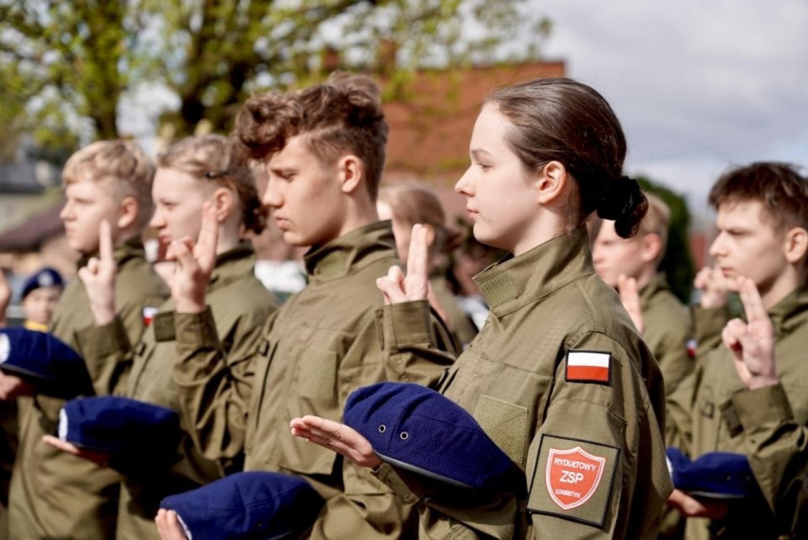 Zdjęcie w galerii na portalu naszwodzislaw.com: Ślubowanie kadetów na rydułtowskim rynku [FOTO] wiadomości z regionu
