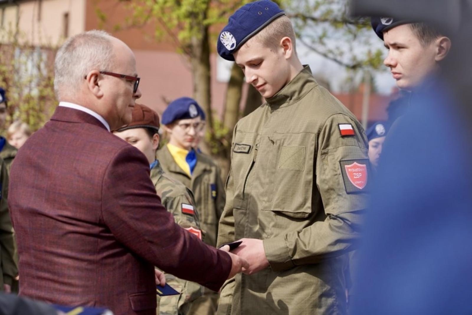 Zdjęcie w galerii na portalu naszwodzislaw.com: Ślubowanie kadetów na rydułtowskim rynku [FOTO] wiadomości z regionu