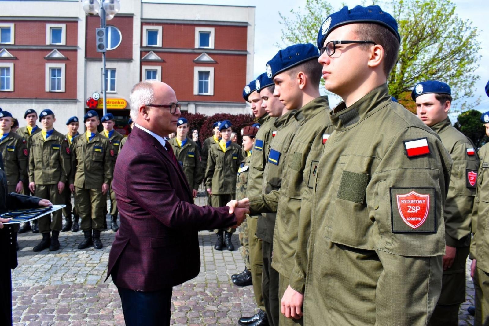 Zdjęcie w galerii na portalu naszwodzislaw.com: Ślubowanie kadetów na rydułtowskim rynku [FOTO] wiadomości z regionu