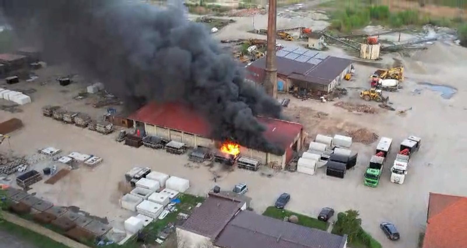 Zdjęcie w galerii na portalu naszwodzislaw.com: Czarny dym nad Bukowem i okolicą. Pożar plastiku i porozbiórkowego drewna [FOTO] wiadomości z regionu