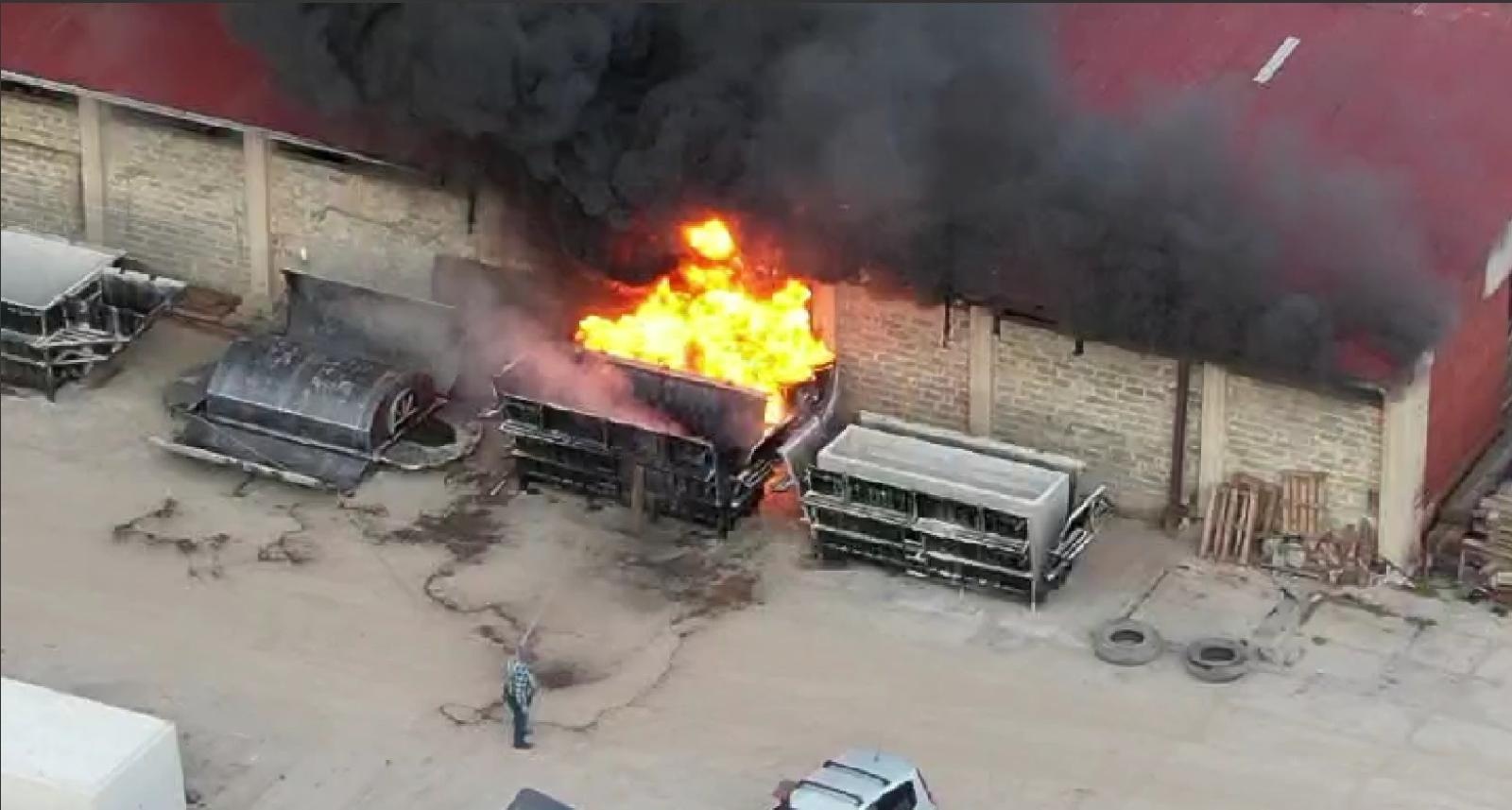 Zdjęcie w galerii na portalu naszwodzislaw.com: Czarny dym nad Bukowem i okolicą. Pożar plastiku i porozbiórkowego drewna [FOTO] wiadomości z regionu