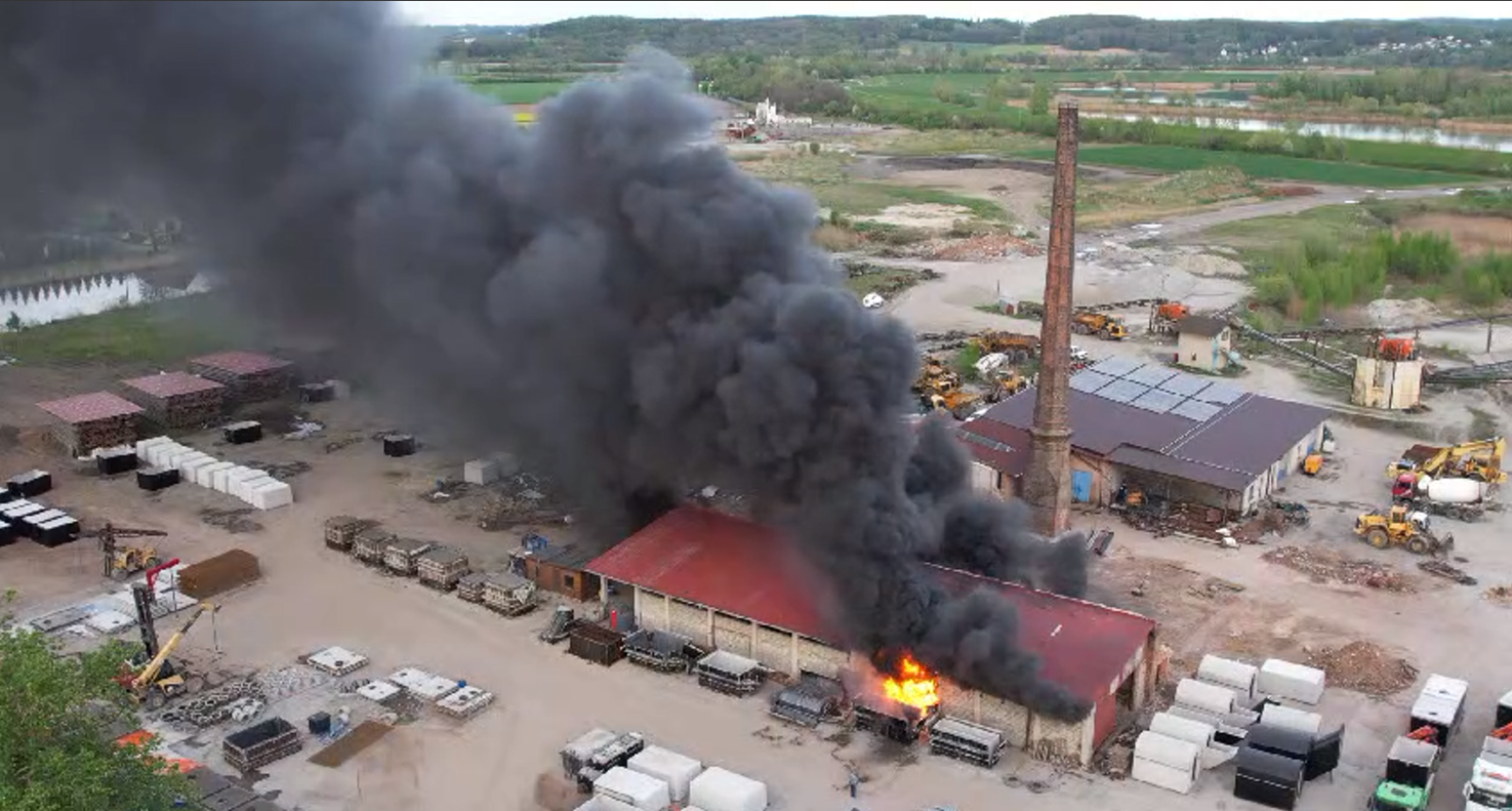 Zdjęcie w galerii na portalu naszwodzislaw.com: Czarny dym nad Bukowem i okolicą. Pożar plastiku i porozbiórkowego drewna [FOTO] wiadomości z regionu