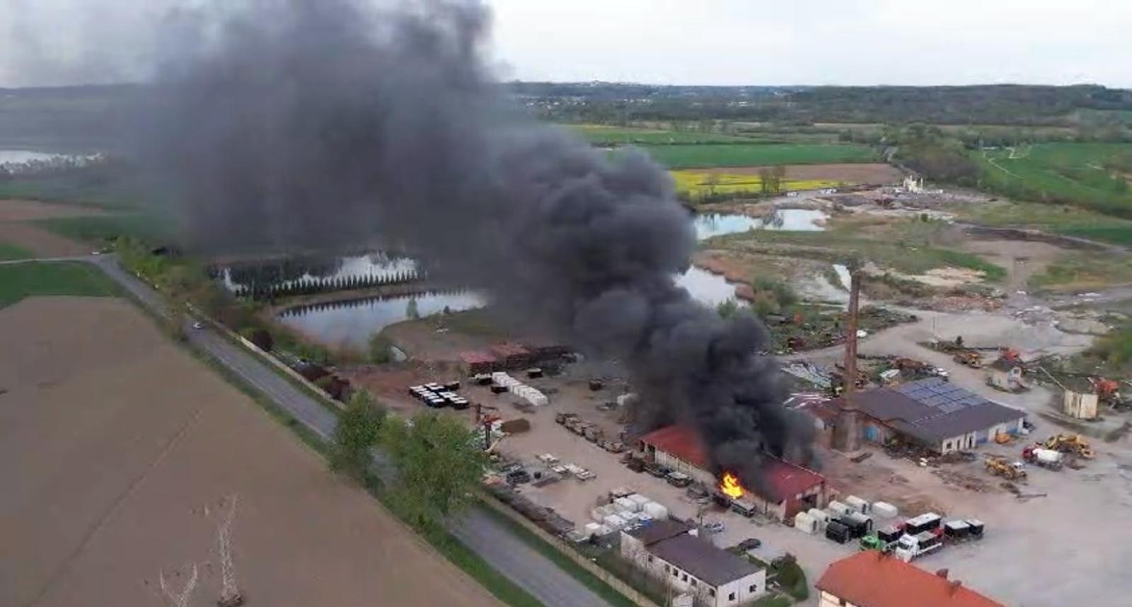 Zdjęcie w galerii na portalu naszwodzislaw.com: Czarny dym nad Bukowem i okolicą. Pożar plastiku i porozbiórkowego drewna [FOTO] wiadomości z regionu