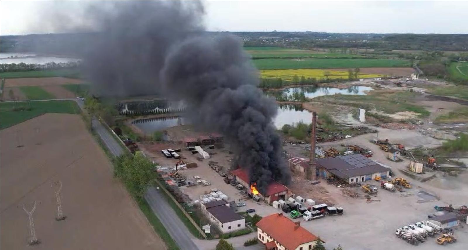 Zdjęcie w galerii na portalu naszwodzislaw.com: Czarny dym nad Bukowem i okolicą. Pożar plastiku i porozbiórkowego drewna [FOTO] wiadomości z regionu
