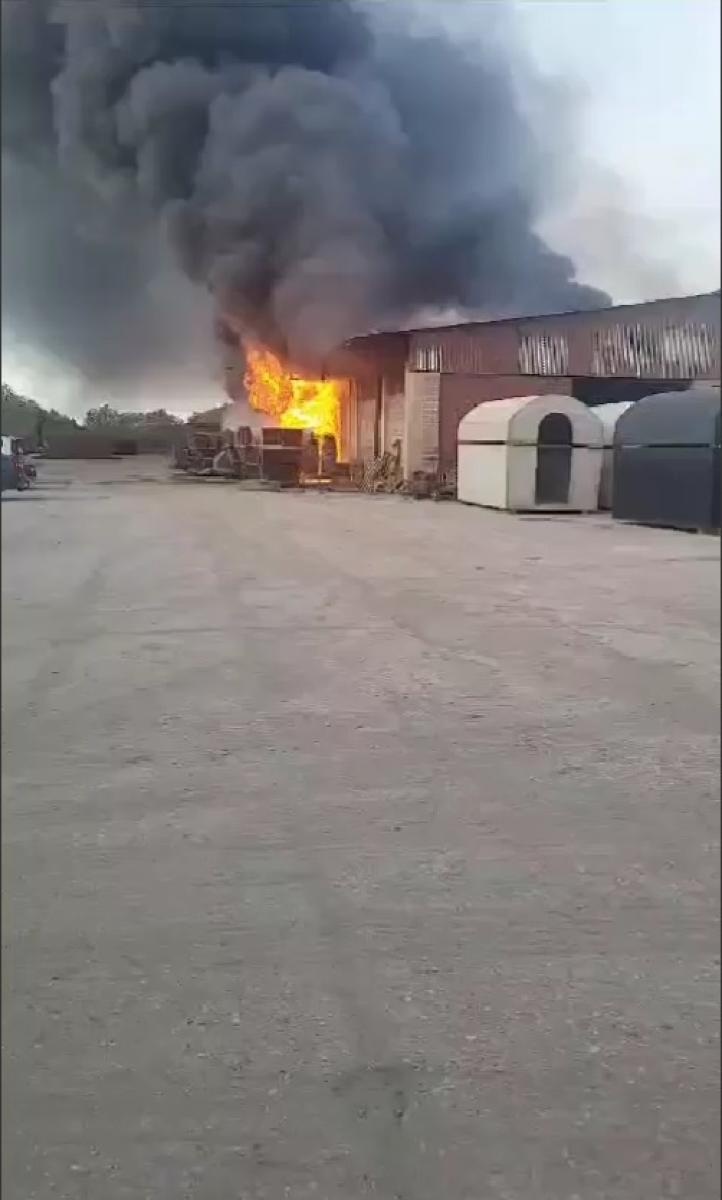 Zdjęcie w galerii na portalu naszwodzislaw.com: Czarny dym nad Bukowem i okolicą. Pożar plastiku i porozbiórkowego drewna [FOTO] wiadomości z regionu