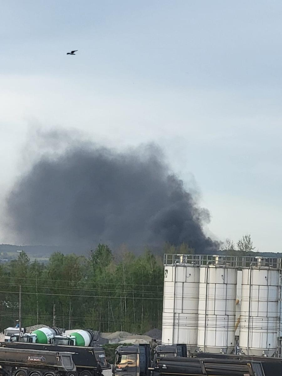 Zdjęcie w galerii na portalu naszwodzislaw.com: Czarny dym nad Bukowem i okolicą. Pożar plastiku i porozbiórkowego drewna [FOTO] wiadomości z regionu