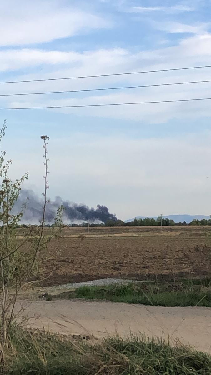 Zdjęcie w galerii na portalu naszwodzislaw.com: Czarny dym nad Bukowem i okolicą. Pożar plastiku i porozbiórkowego drewna [FOTO] wiadomości z regionu