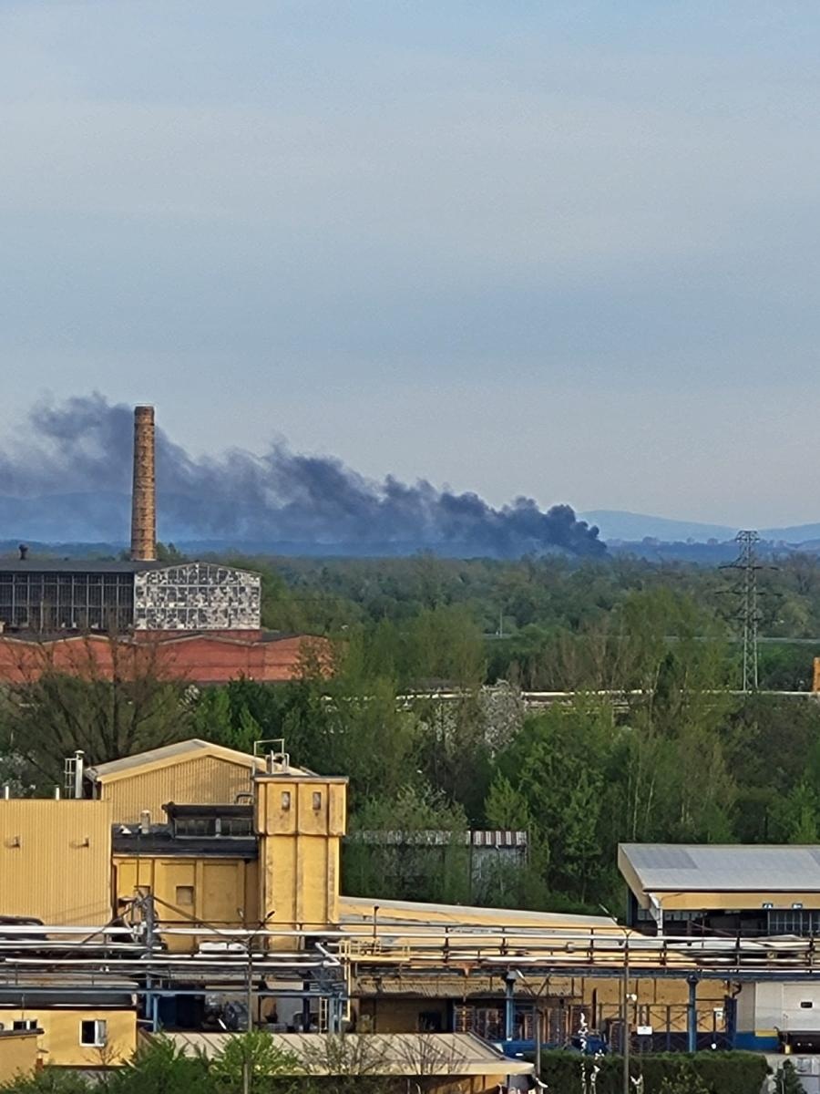 Zdjęcie w galerii na portalu naszwodzislaw.com: Czarny dym nad Bukowem i okolicą. Pożar plastiku i porozbiórkowego drewna [FOTO] wiadomości z regionu