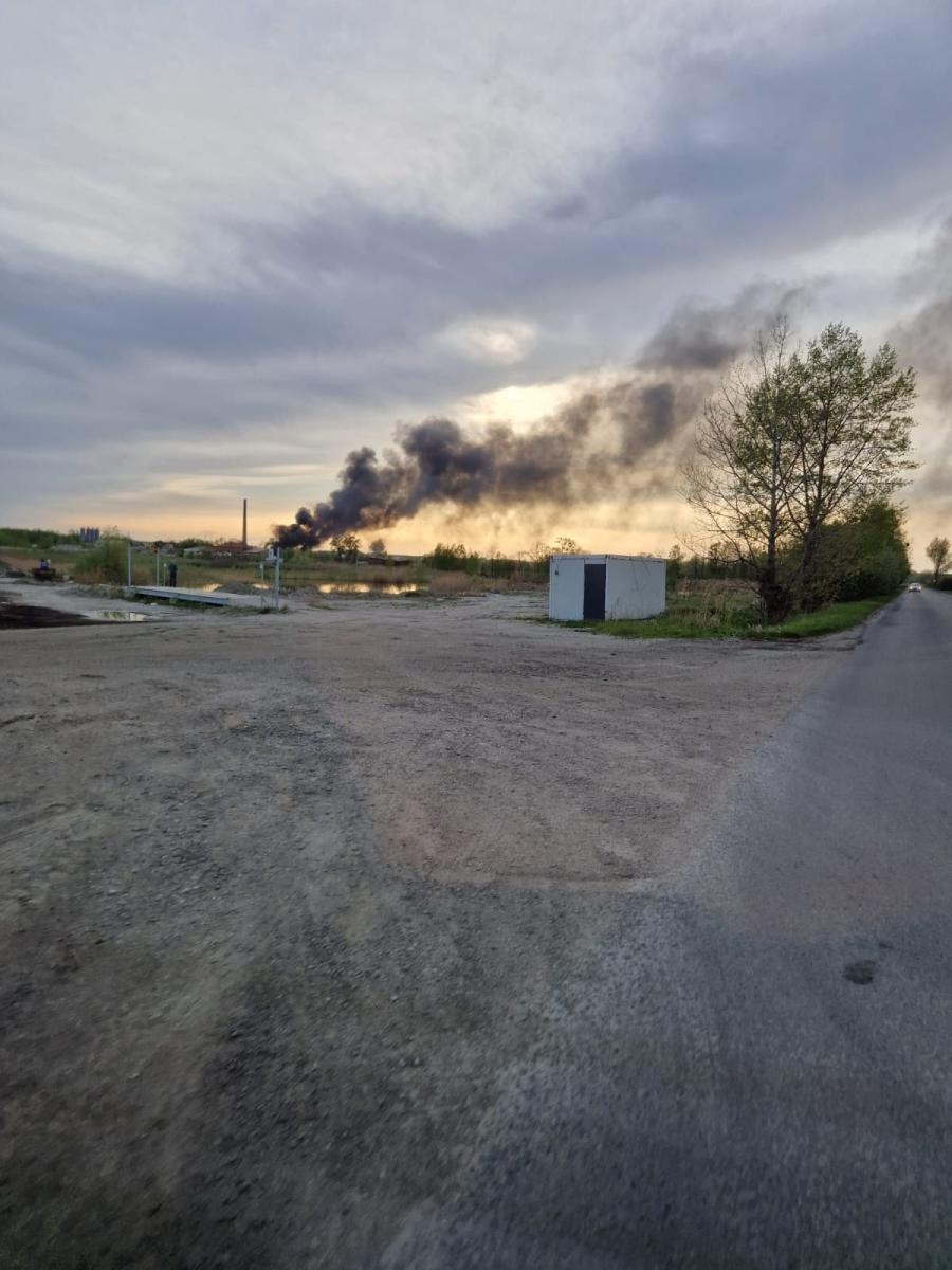 Zdjęcie w galerii na portalu naszwodzislaw.com: Czarny dym nad Bukowem i okolicą. Pożar plastiku i porozbiórkowego drewna [FOTO] wiadomości z regionu