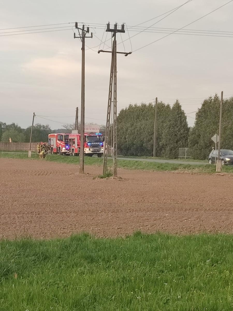 Zdjęcie w galerii na portalu naszwodzislaw.com: Czarny dym nad Bukowem i okolicą. Pożar plastiku i porozbiórkowego drewna [FOTO] wiadomości z regionu
