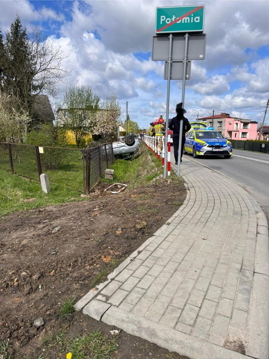 Zdjęcie w galerii na portalu naszwodzislaw.com: Koziołkował i dachował na granicy Marklowic i Połomi wiadomości z regionu