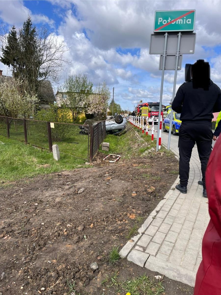 Zdjęcie w galerii na portalu naszwodzislaw.com: Koziołkował i dachował na granicy Marklowic i Połomi wiadomości z regionu