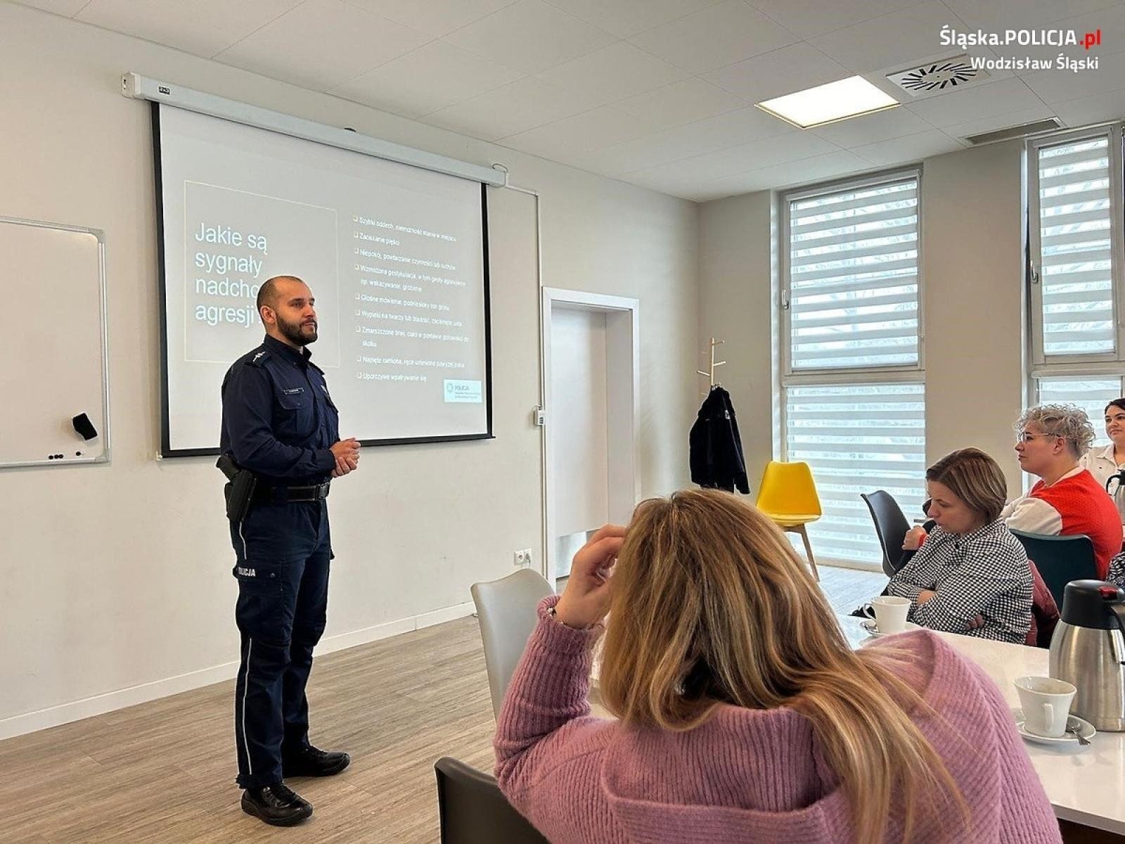 Zdjęcie w galerii na portalu naszwodzislaw.com: Wodzisławscy policjanci szkolili pracowników socjalnych wiadomości z regionu