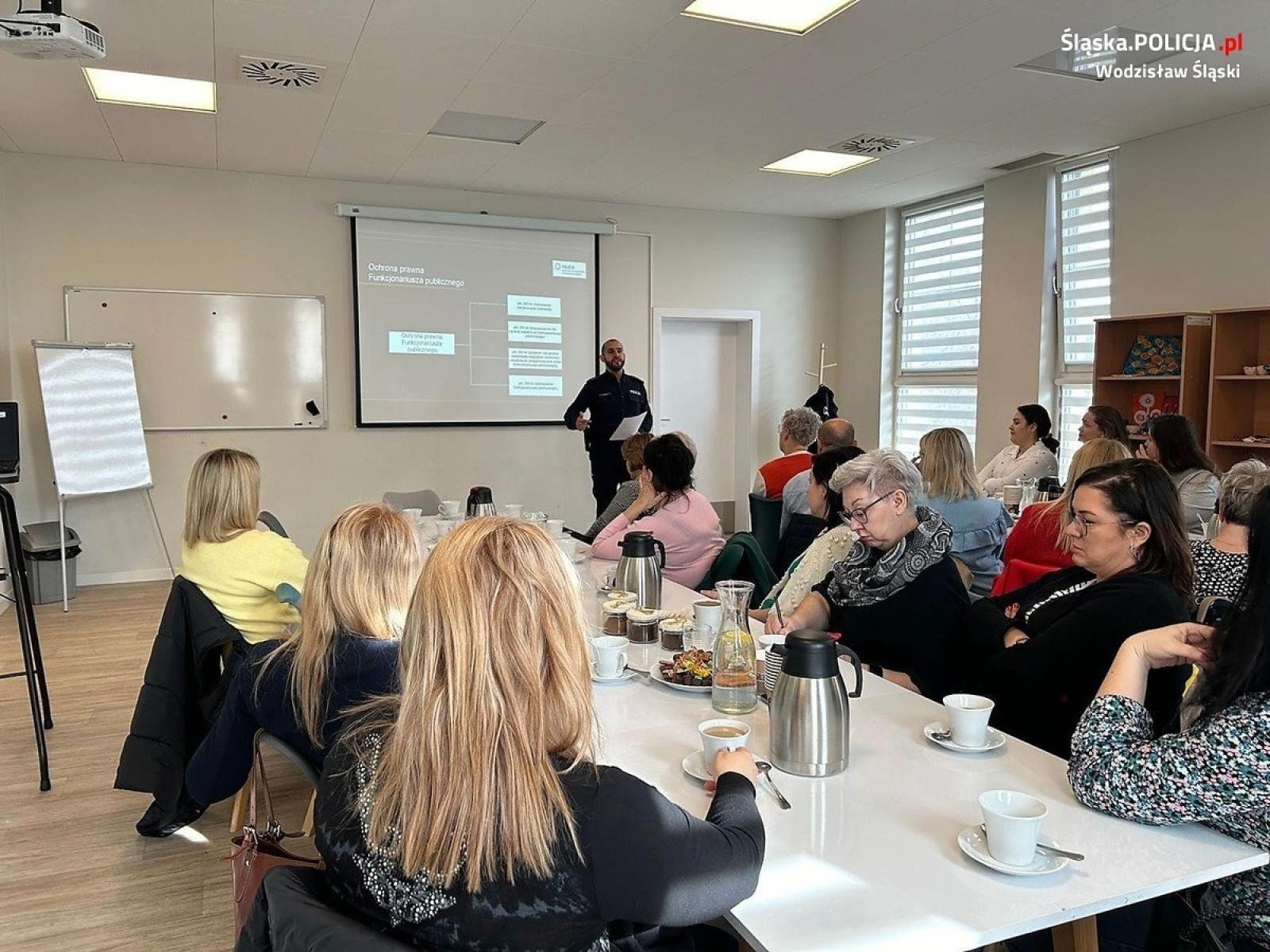 Zdjęcie w galerii na portalu naszwodzislaw.com: Wodzisławscy policjanci szkolili pracowników socjalnych wiadomości z regionu