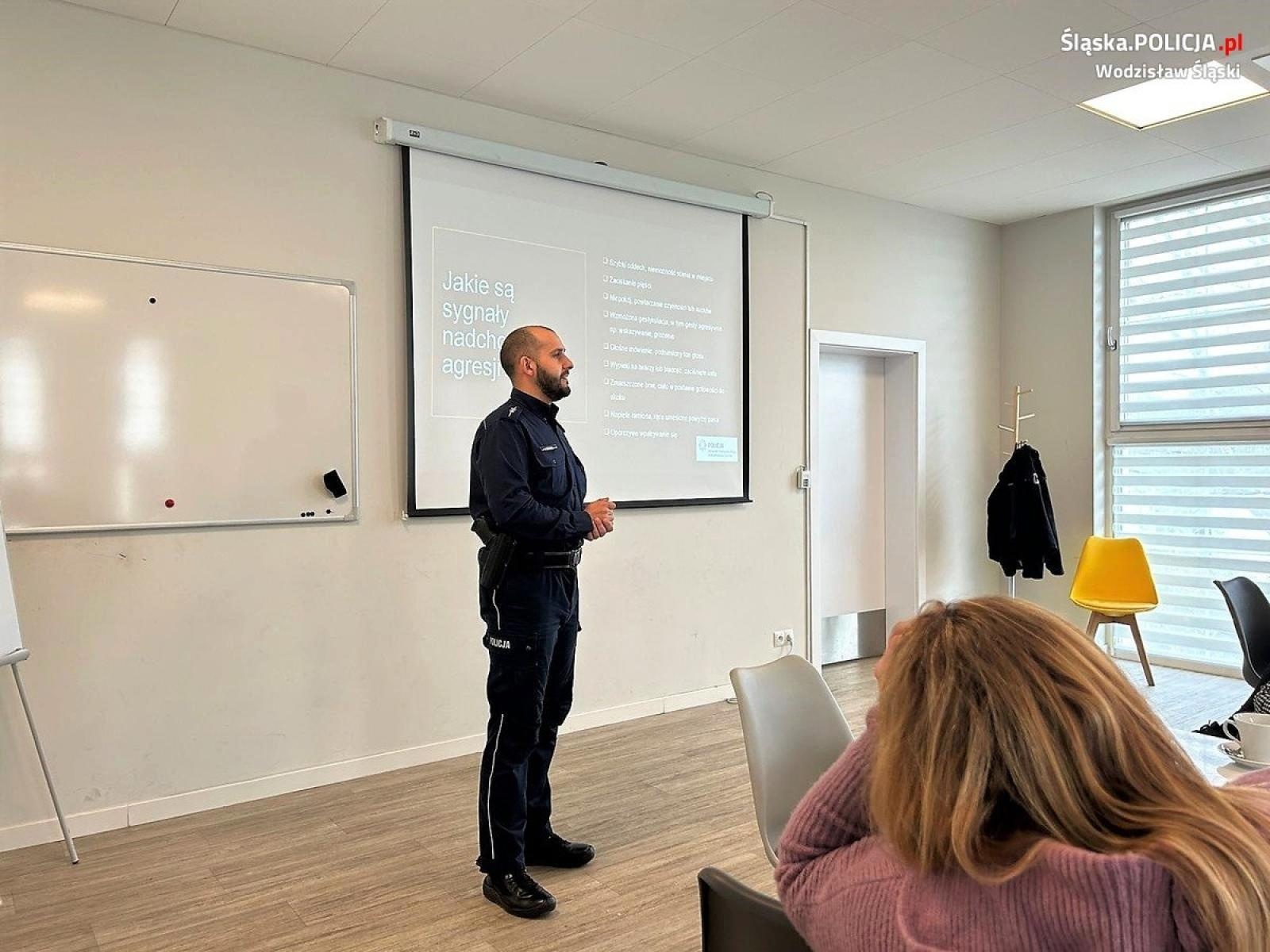 Zdjęcie w galerii na portalu naszwodzislaw.com: Wodzisławscy policjanci szkolili pracowników socjalnych wiadomości z regionu