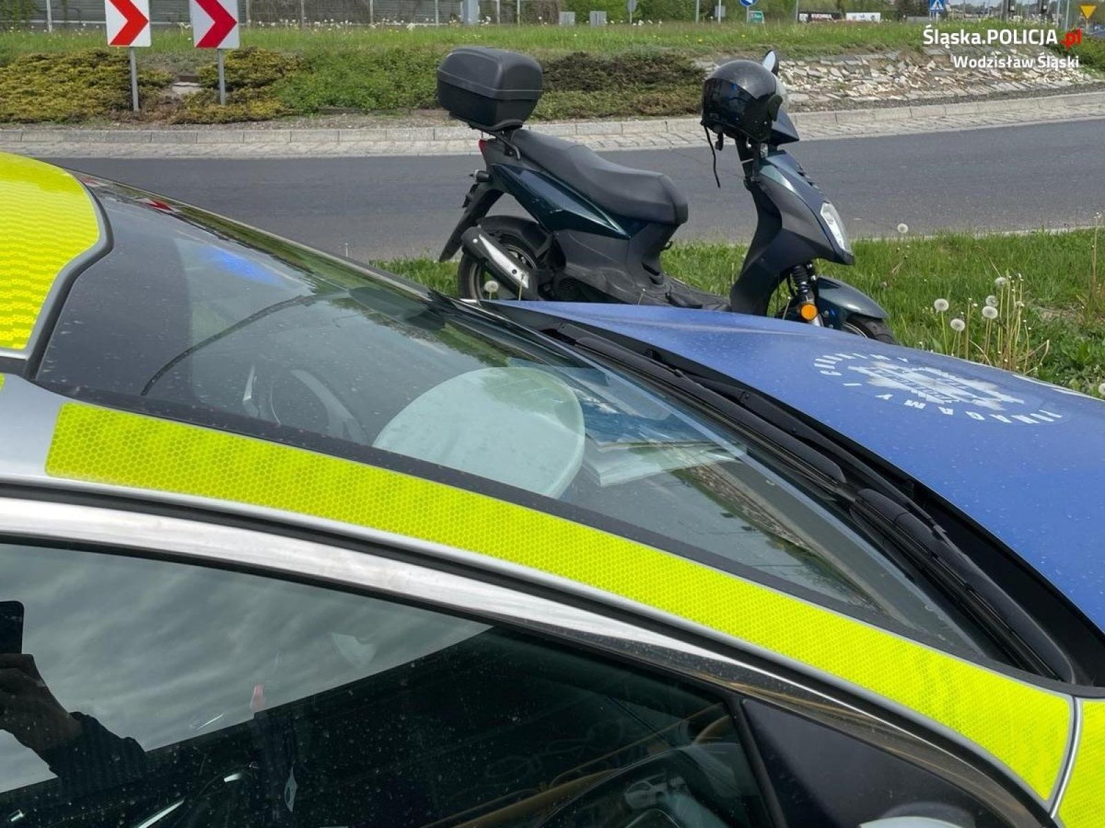 Zdjęcie w galerii na portalu naszwodzislaw.com: Pijani jechali motorowerem. Zatrzymała ich wywrotka na rondzie, zareagowali świadkowie wiadomości z regionu