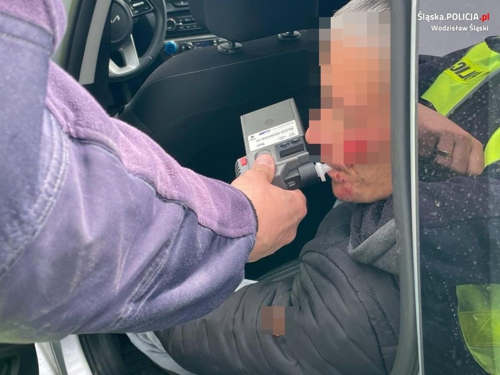 Zdjęcie w galerii na portalu naszwodzislaw.com: Pijani jechali motorowerem. Zatrzymała ich wywrotka na rondzie, zareagowali świadkowie wiadomości z regionu