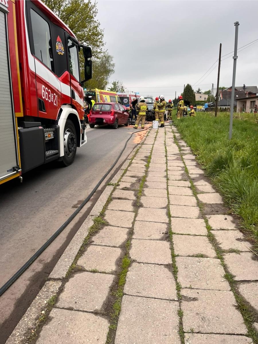 Zdjęcie w galerii na portalu naszwodzislaw.com: Zderzenie trzech samochodów w Rydułtowach. Jeden z nich dachował [FOTO] wiadomości z regionu