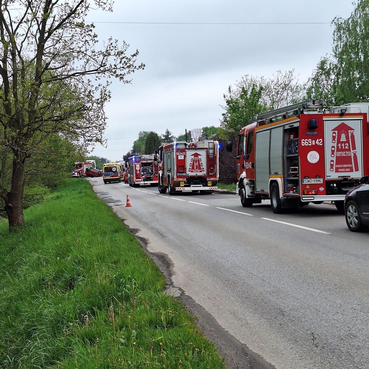 Zdjęcie w galerii na portalu naszwodzislaw.com: Zderzenie trzech samochodów w Rydułtowach. Jeden z nich dachował [FOTO] wiadomości z regionu