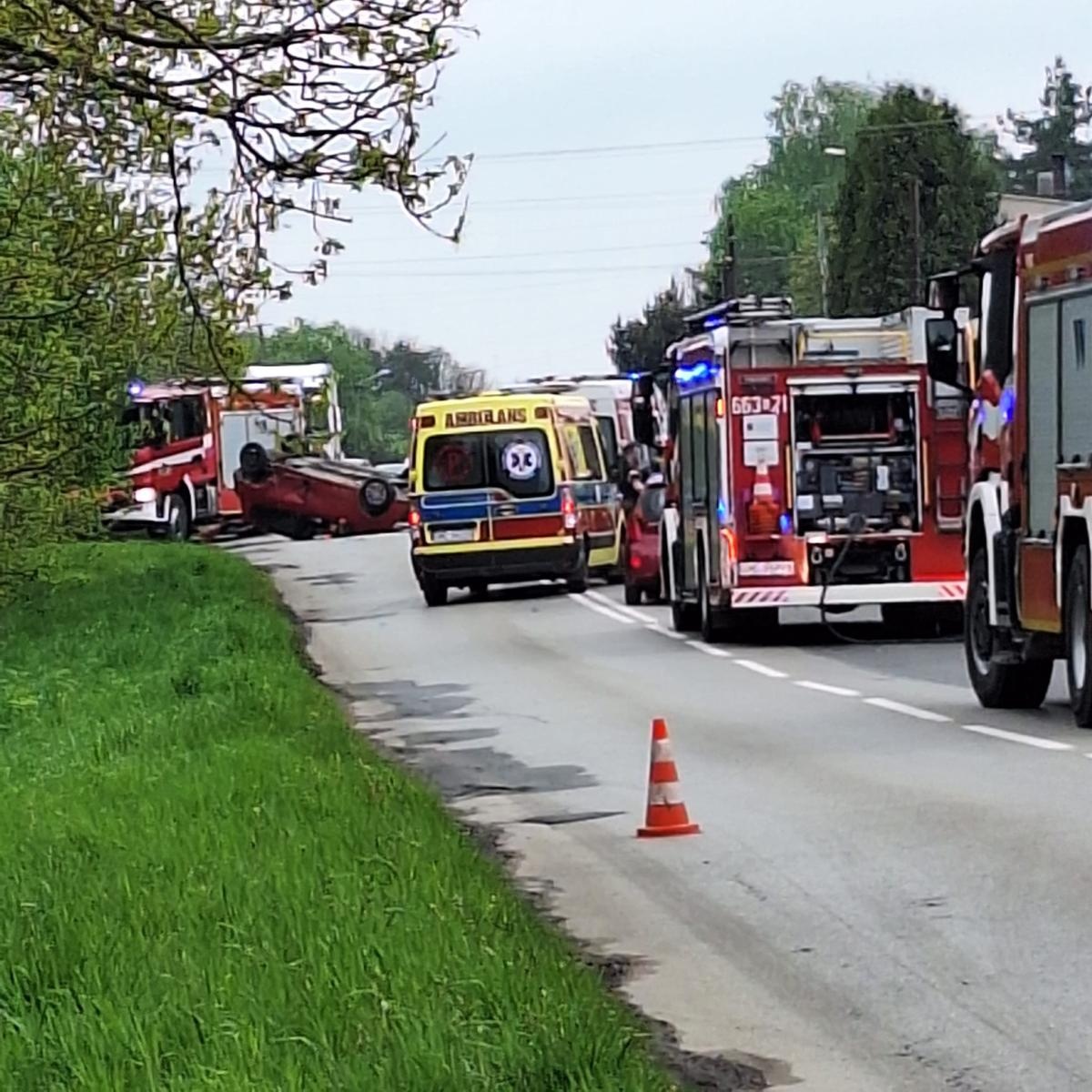 Zdjęcie w galerii na portalu naszwodzislaw.com: Zderzenie trzech samochodów w Rydułtowach. Jeden z nich dachował [FOTO] wiadomości z regionu