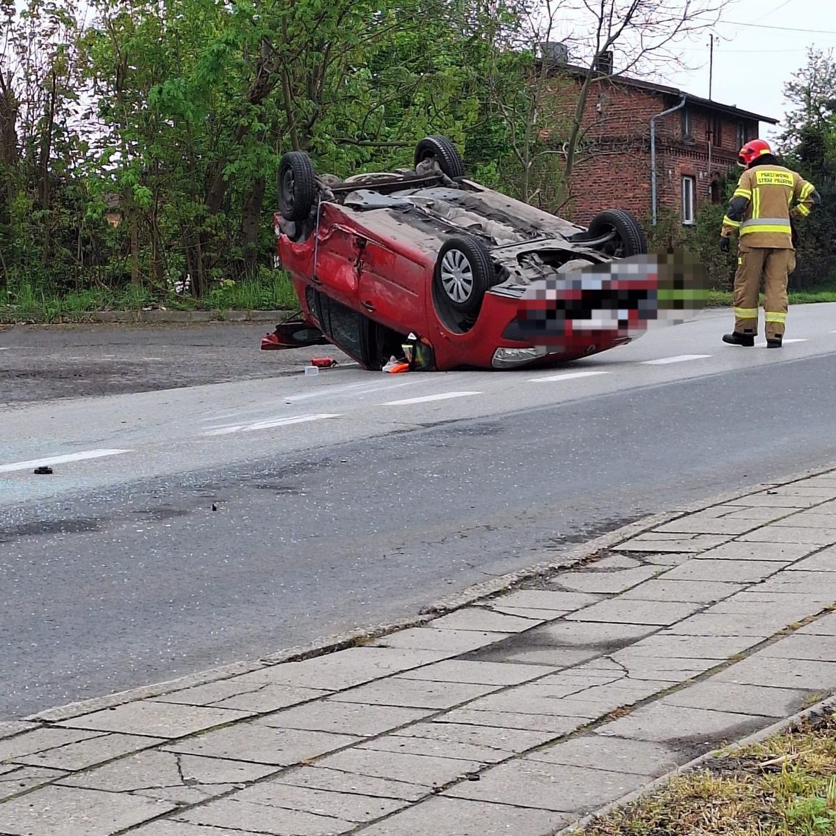 Zdjęcie w galerii na portalu naszwodzislaw.com: Zderzenie trzech samochodów w Rydułtowach. Jeden z nich dachował [FOTO] wiadomości z regionu