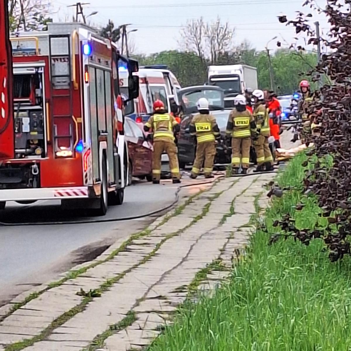 Zdjęcie w galerii na portalu naszwodzislaw.com: Zderzenie trzech samochodów w Rydułtowach. Jeden z nich dachował [FOTO] wiadomości z regionu
