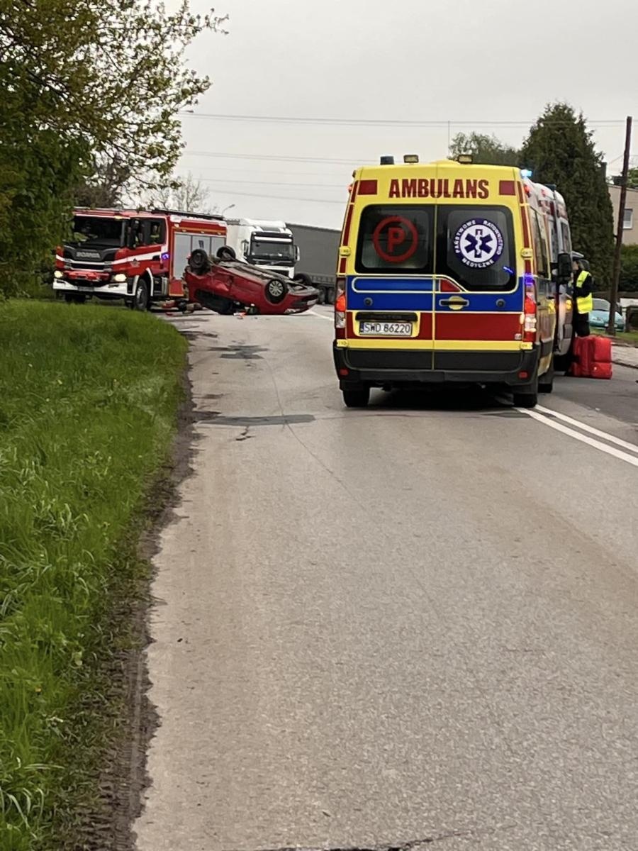 Zdjęcie w galerii na portalu naszwodzislaw.com: Zderzenie trzech samochodów w Rydułtowach. Jeden z nich dachował [FOTO] wiadomości z regionu