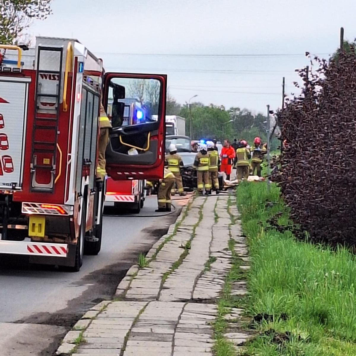 Zdjęcie w galerii na portalu naszwodzislaw.com: Zderzenie trzech samochodów w Rydułtowach. Jeden z nich dachował [FOTO] wiadomości z regionu