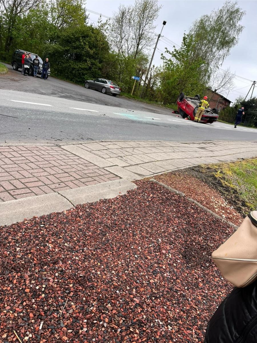 Zdjęcie w galerii na portalu naszwodzislaw.com: Zderzenie trzech samochodów w Rydułtowach. Jeden z nich dachował [FOTO] wiadomości z regionu