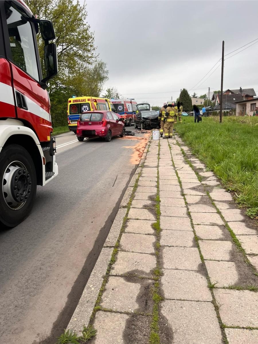 Zdjęcie w galerii na portalu naszwodzislaw.com: Zderzenie trzech samochodów w Rydułtowach. Jeden z nich dachował [FOTO] wiadomości z regionu