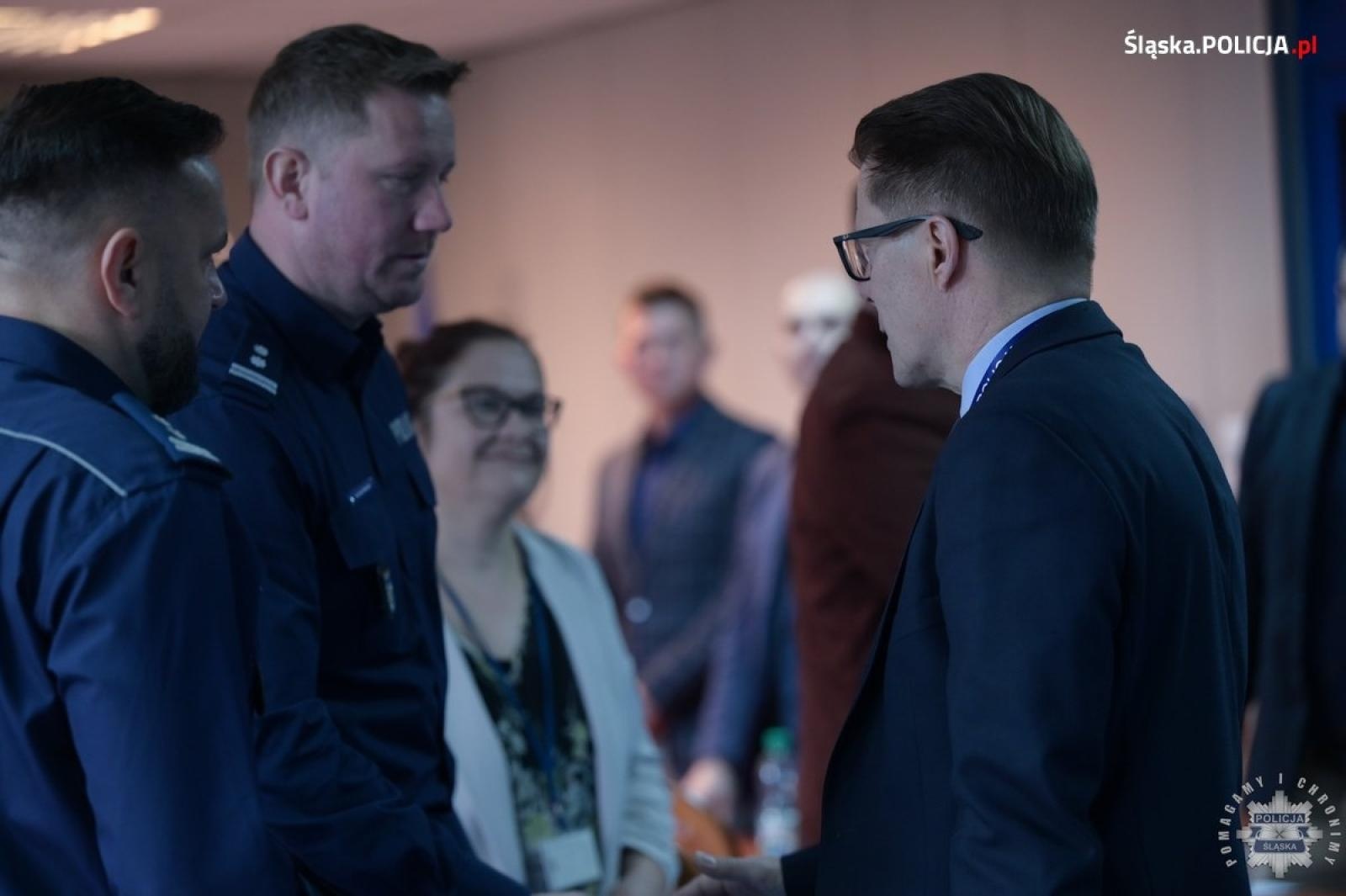 Zdjęcie w galerii na portalu naszwodzislaw.com: Przedstawiciele UE wizytowali śląski garnizon policji wiadomości z regionu