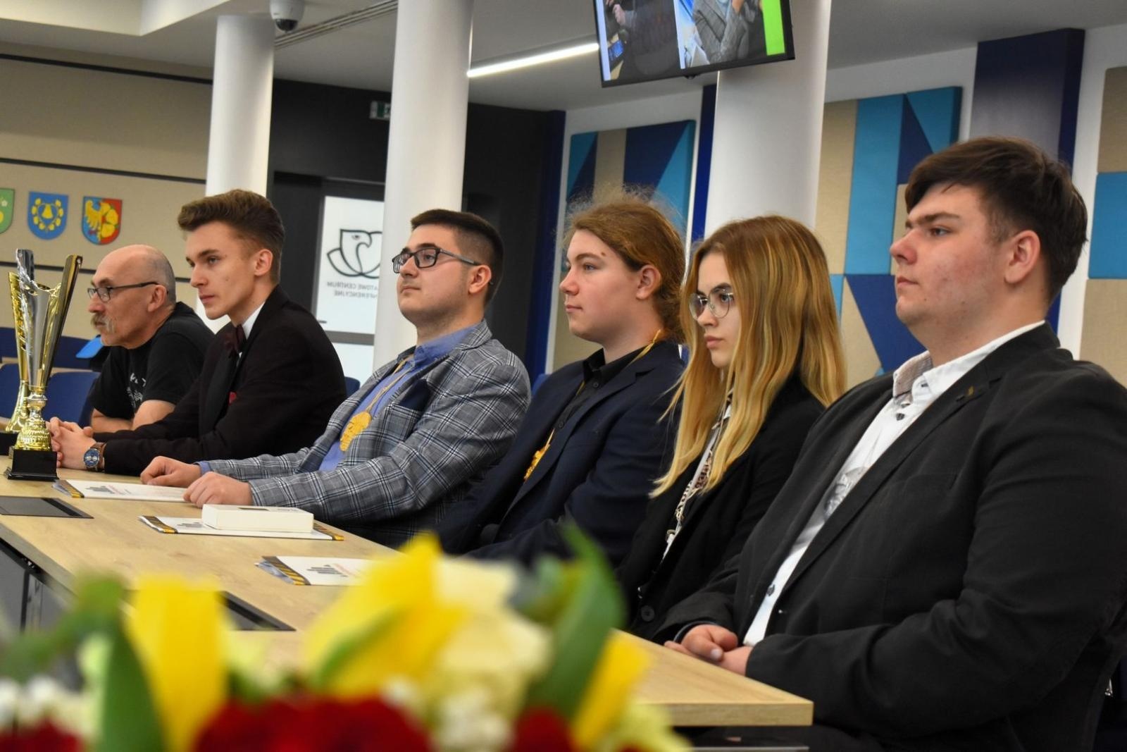 Zdjęcie w galerii na portalu naszwodzislaw.com: Olimpiada Wiedzy i Umiejętności Budowlanych. Uczeń ZST najlepszy wiadomości z regionu