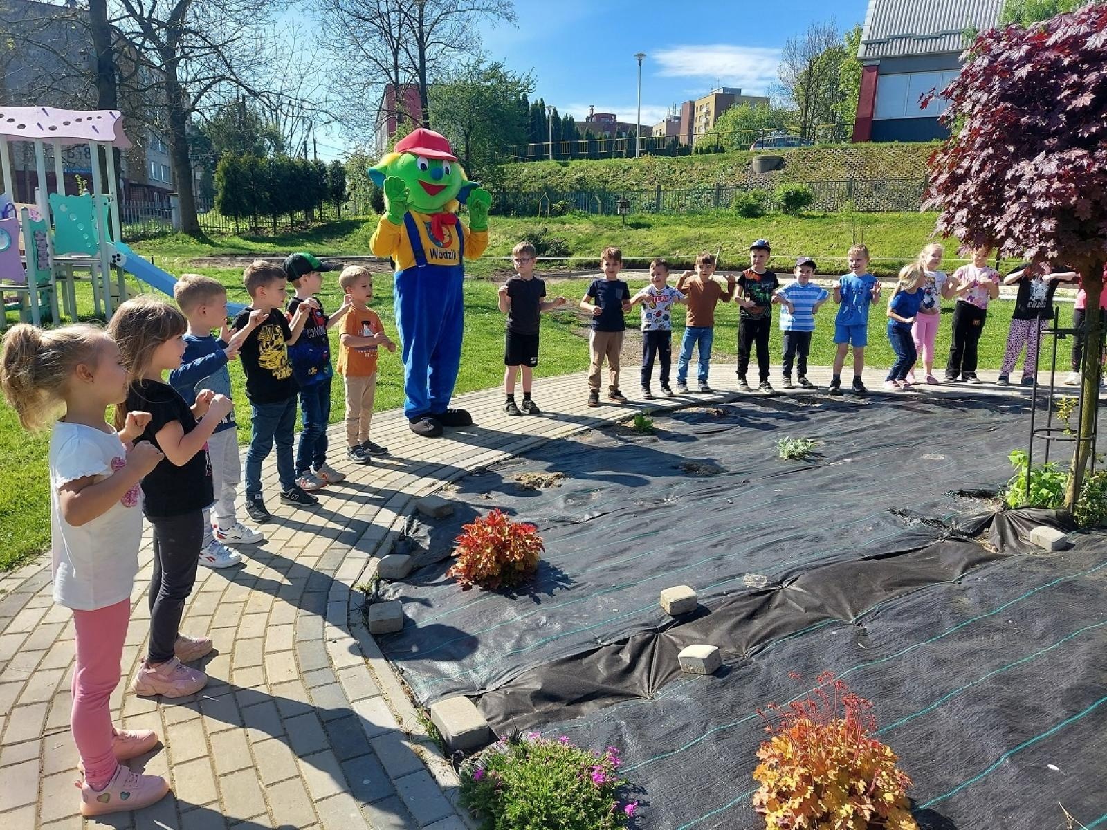 Zdjęcie w galerii na portalu naszwodzislaw.com: Wodzik odwiedził przedszkolaków w Szóstce wiadomości z regionu