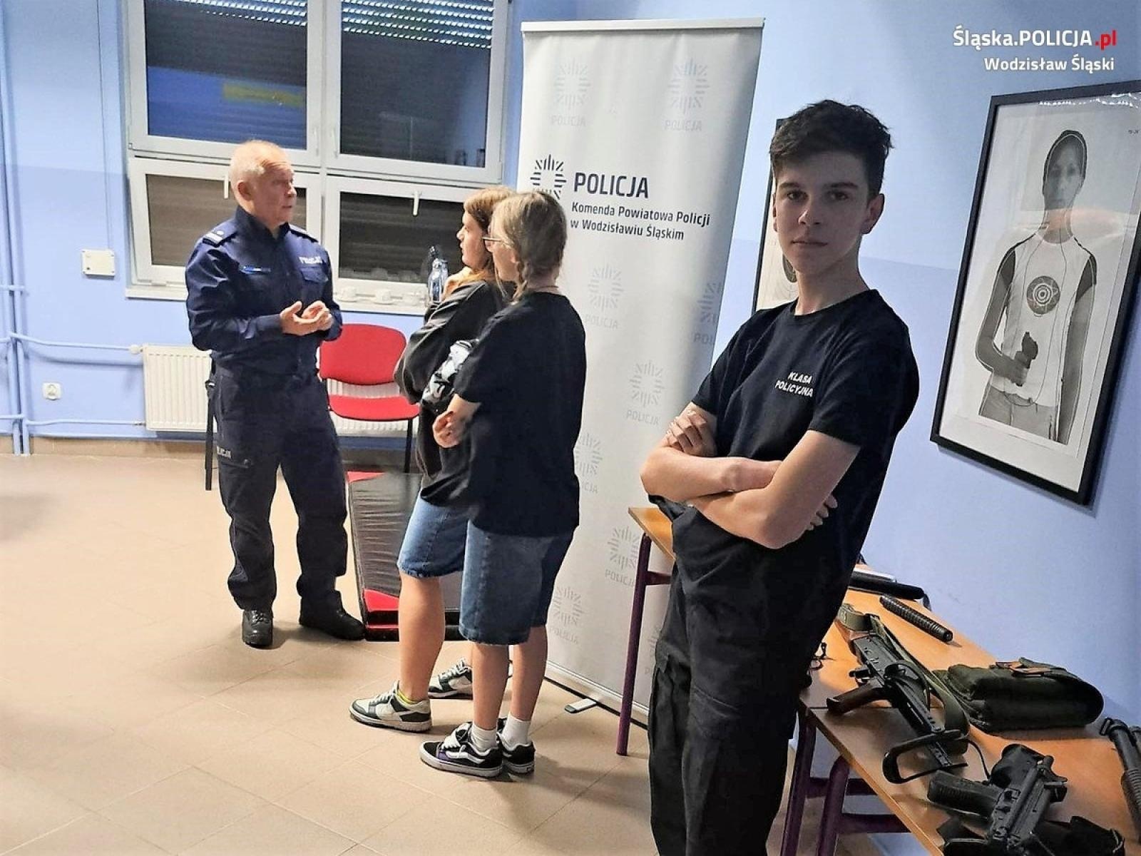 Zdjęcie w galerii na portalu naszwodzislaw.com: Dni otwarte rydułtowskiej szkoły z udziałem wodzisławskich policjantów wiadomości z regionu