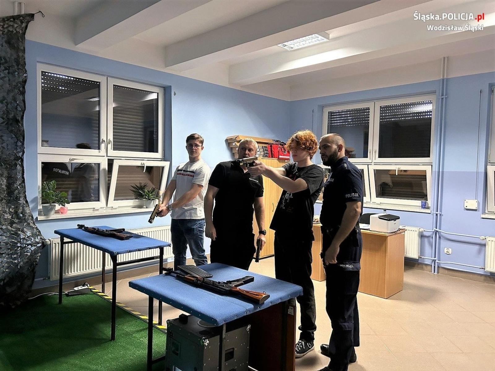 Zdjęcie w galerii na portalu naszwodzislaw.com: Dni otwarte rydułtowskiej szkoły z udziałem wodzisławskich policjantów wiadomości z regionu