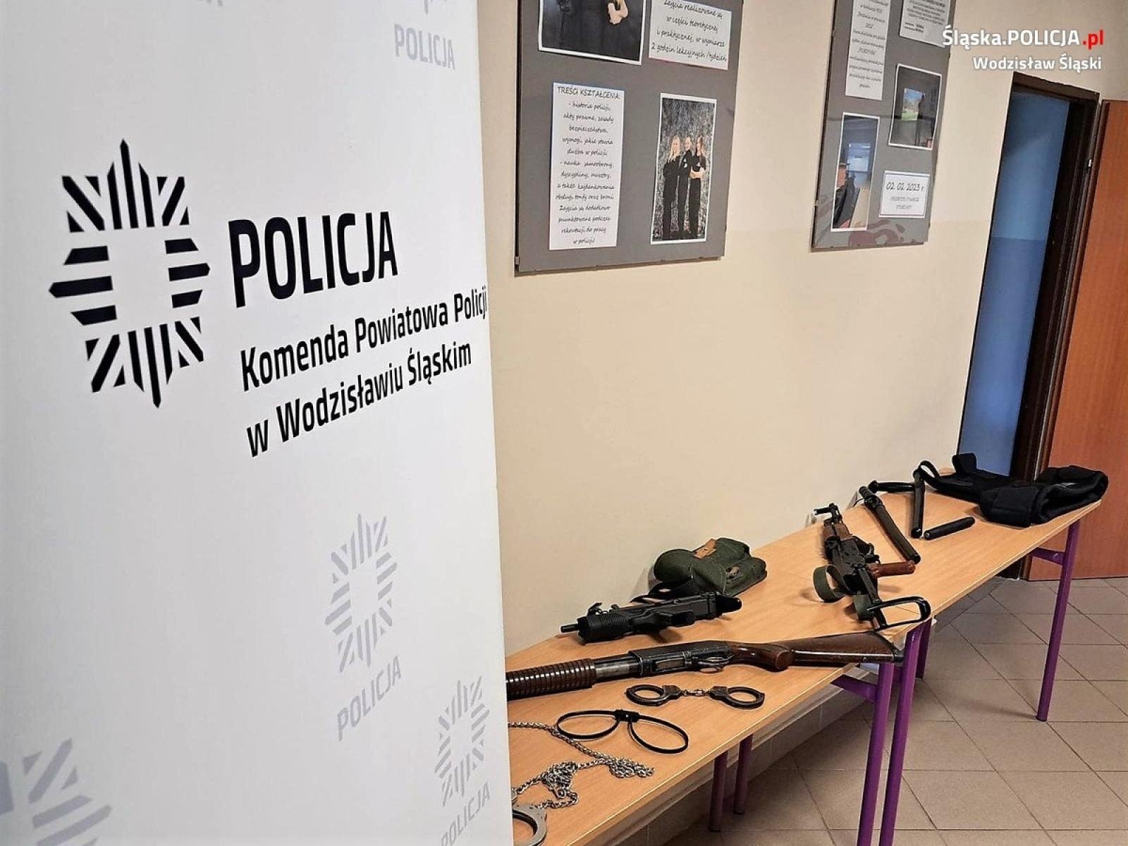 Zdjęcie w galerii na portalu naszwodzislaw.com: Dni otwarte rydułtowskiej szkoły z udziałem wodzisławskich policjantów wiadomości z regionu