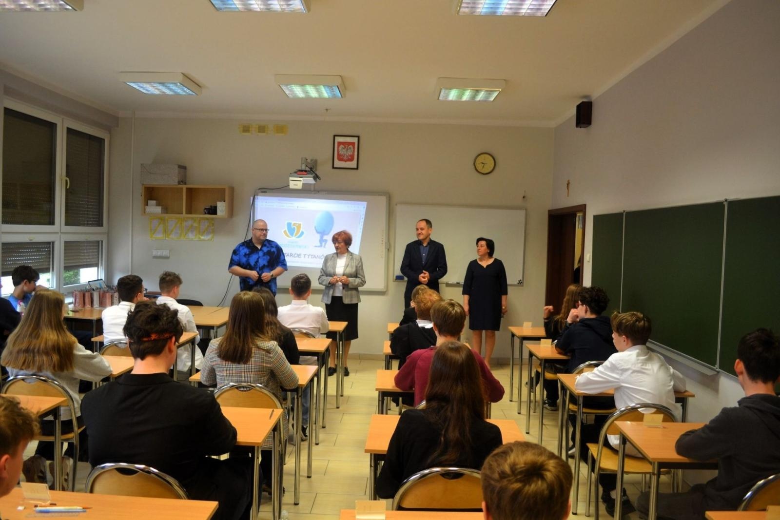 Zdjęcie w galerii na portalu naszwodzislaw.com: Przedmioty ścisłe kontra uczniowie. Starcie Tytanów za nami wiadomości z regionu