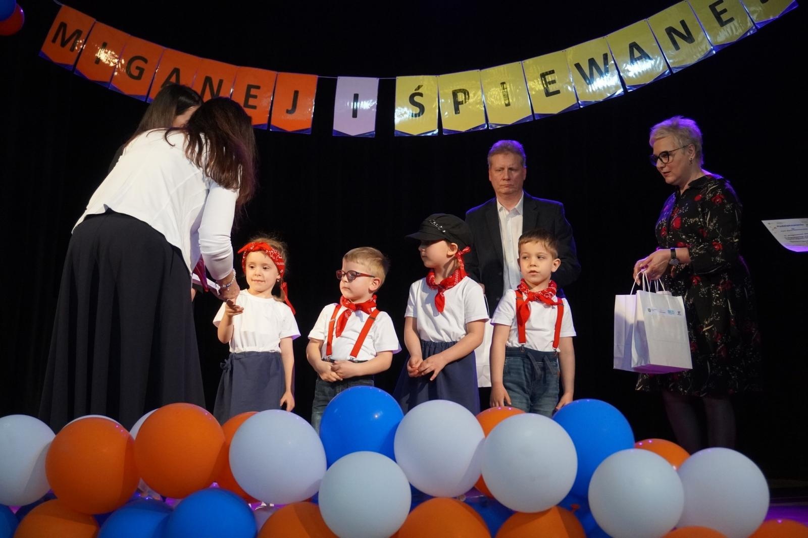 Zdjęcie w galerii na portalu naszwodzislaw.com: Śpiewam i czaruję świat. Przedszkolacy z Gołkowic na konkursie piosenki miganej i śpiewanej wiadomości z regionu