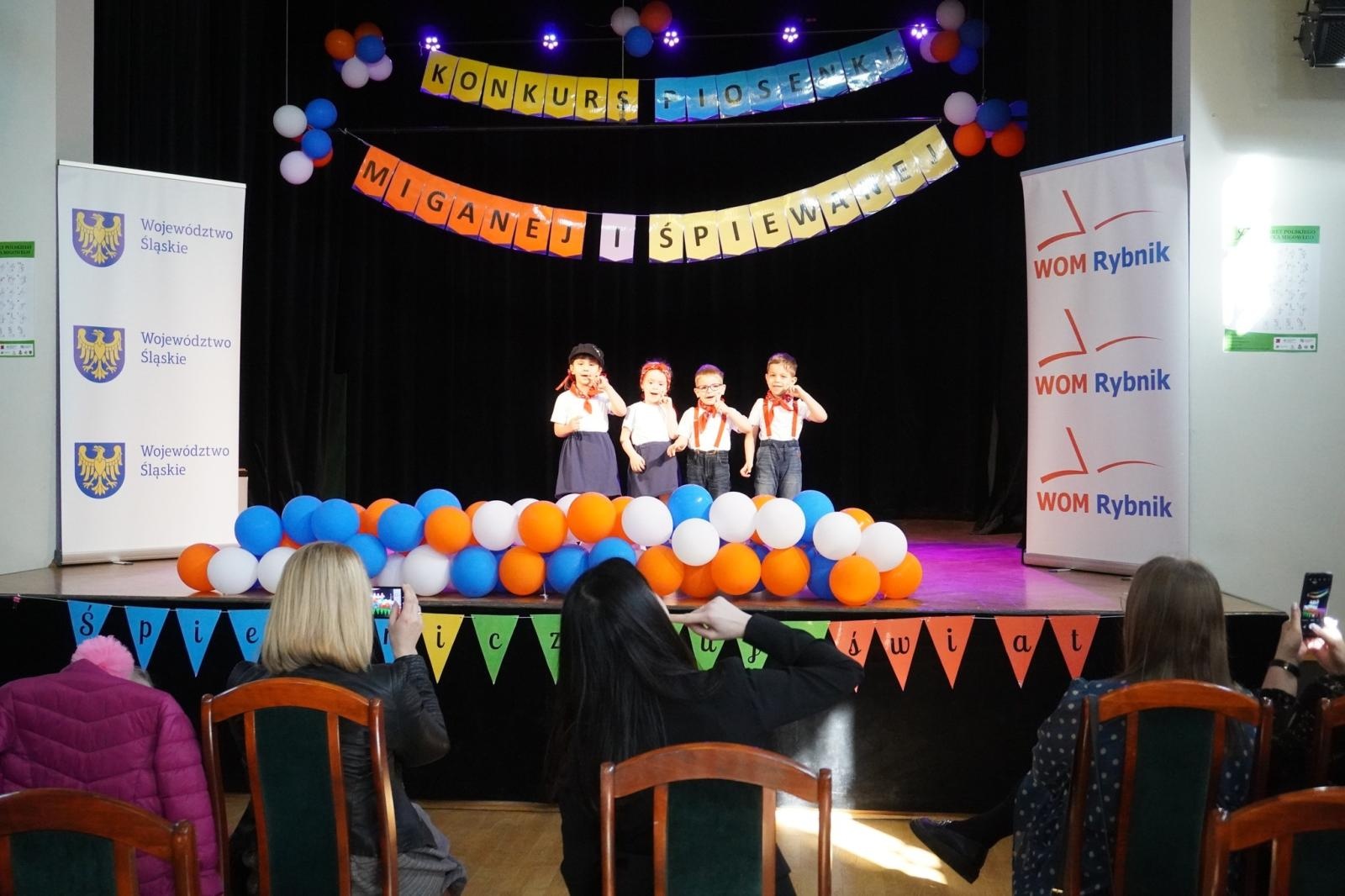 Zdjęcie w galerii na portalu naszwodzislaw.com: Śpiewam i czaruję świat. Przedszkolacy z Gołkowic na konkursie piosenki miganej i śpiewanej wiadomości z regionu