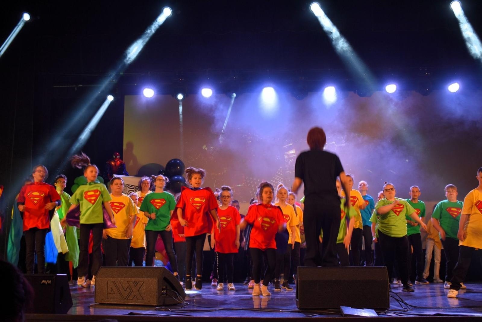 Zdjęcie w galerii na portalu naszwodzislaw.com: Supermoce na scenie Festiwalu Karaoke wiadomości z regionu