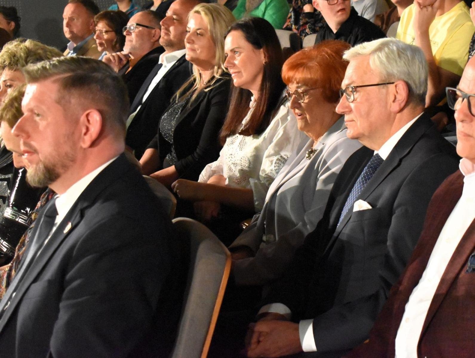 Zdjęcie w galerii na portalu naszwodzislaw.com: Supermoce na scenie Festiwalu Karaoke wiadomości z regionu