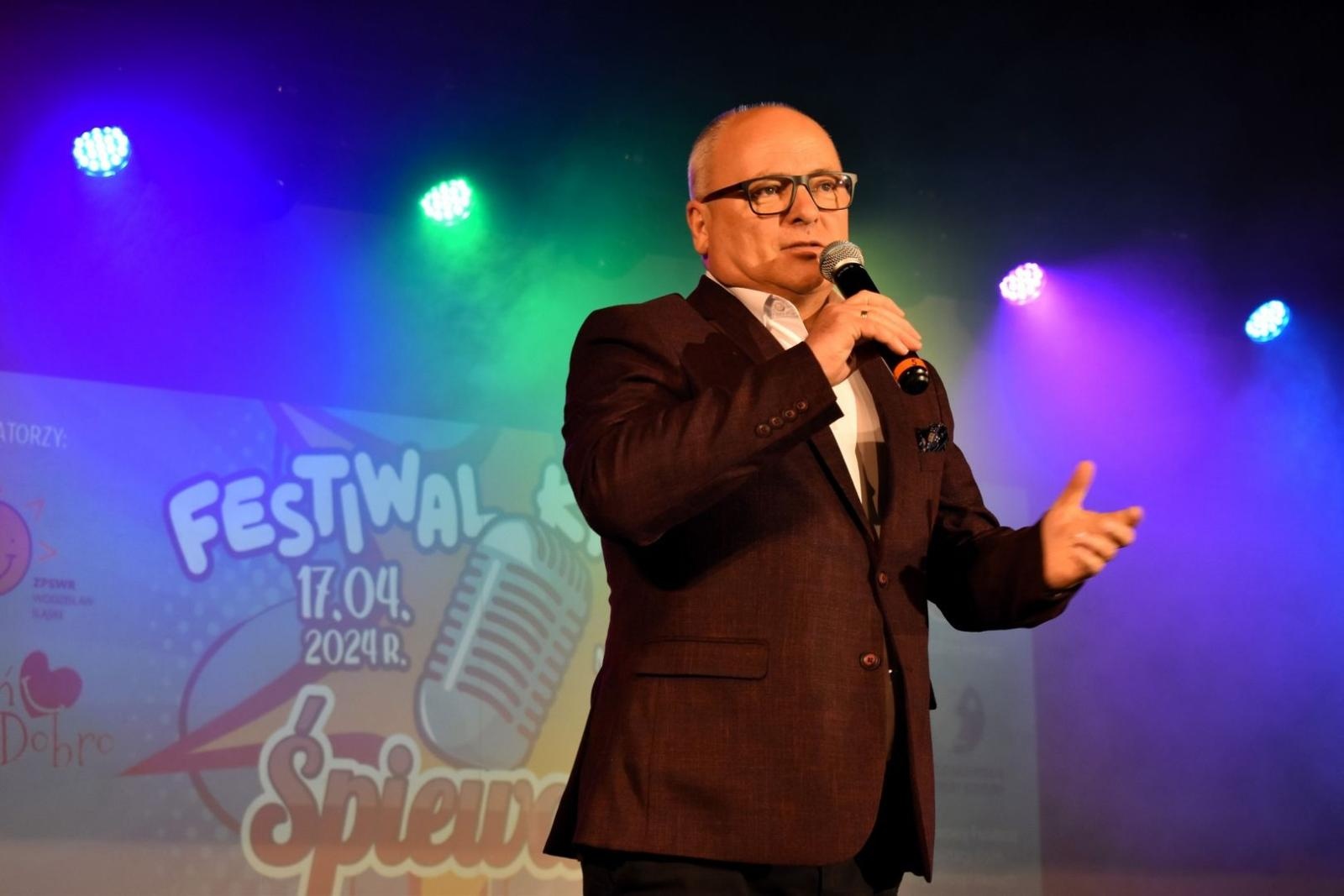 Zdjęcie w galerii na portalu naszwodzislaw.com: Supermoce na scenie Festiwalu Karaoke wiadomości z regionu