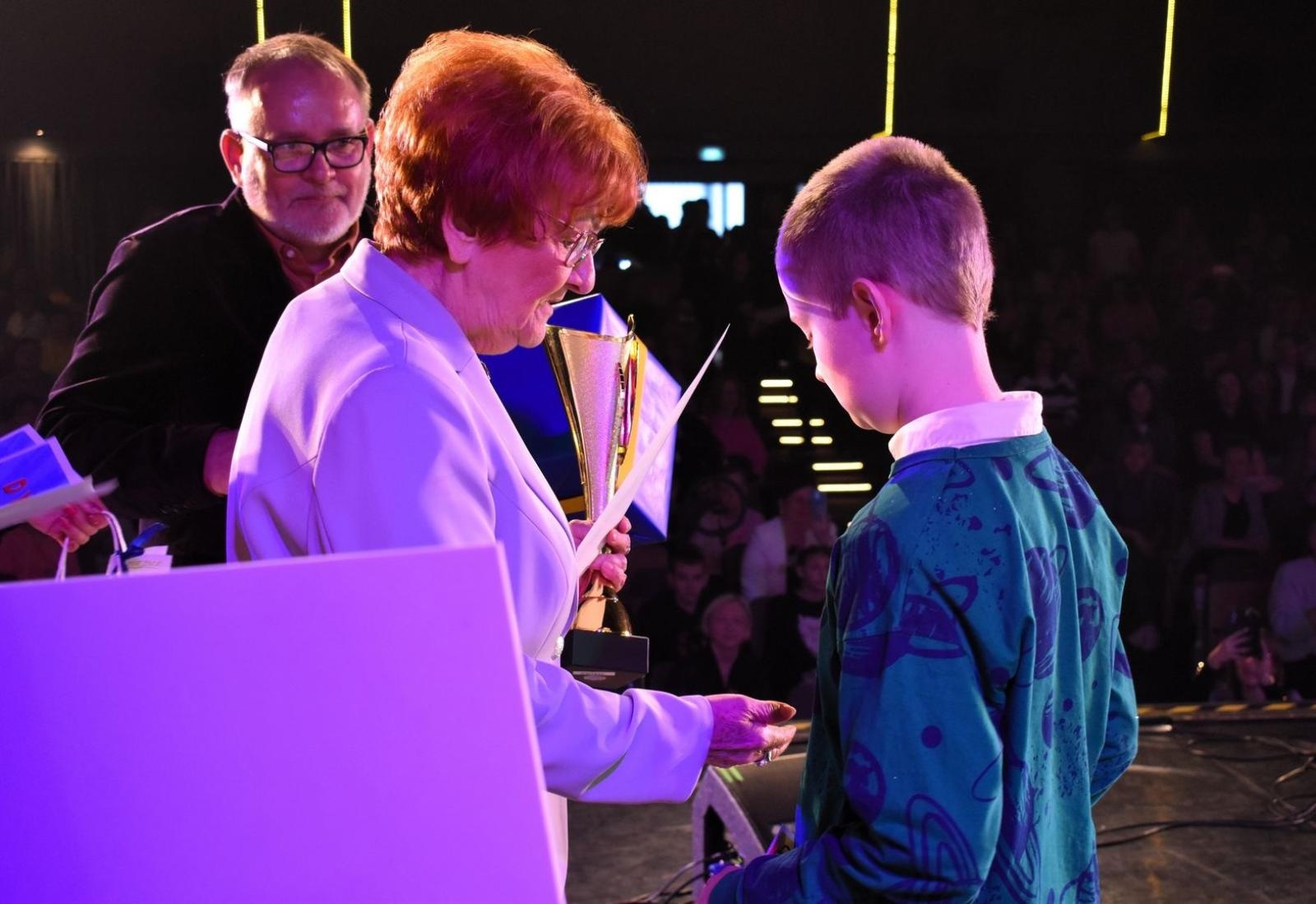 Zdjęcie w galerii na portalu naszwodzislaw.com: Supermoce na scenie Festiwalu Karaoke wiadomości z regionu