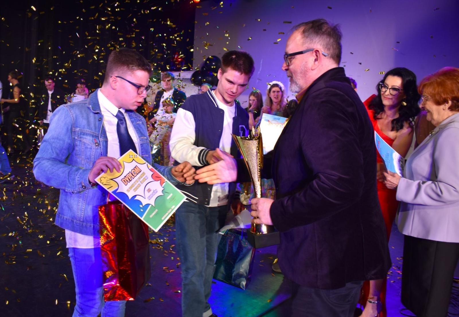 Zdjęcie w galerii na portalu naszwodzislaw.com: Supermoce na scenie Festiwalu Karaoke wiadomości z regionu