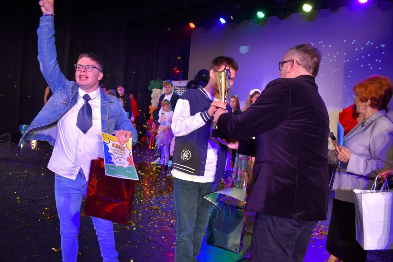 Zdjęcie w galerii na portalu naszwodzislaw.com: Supermoce na scenie Festiwalu Karaoke wiadomości z regionu