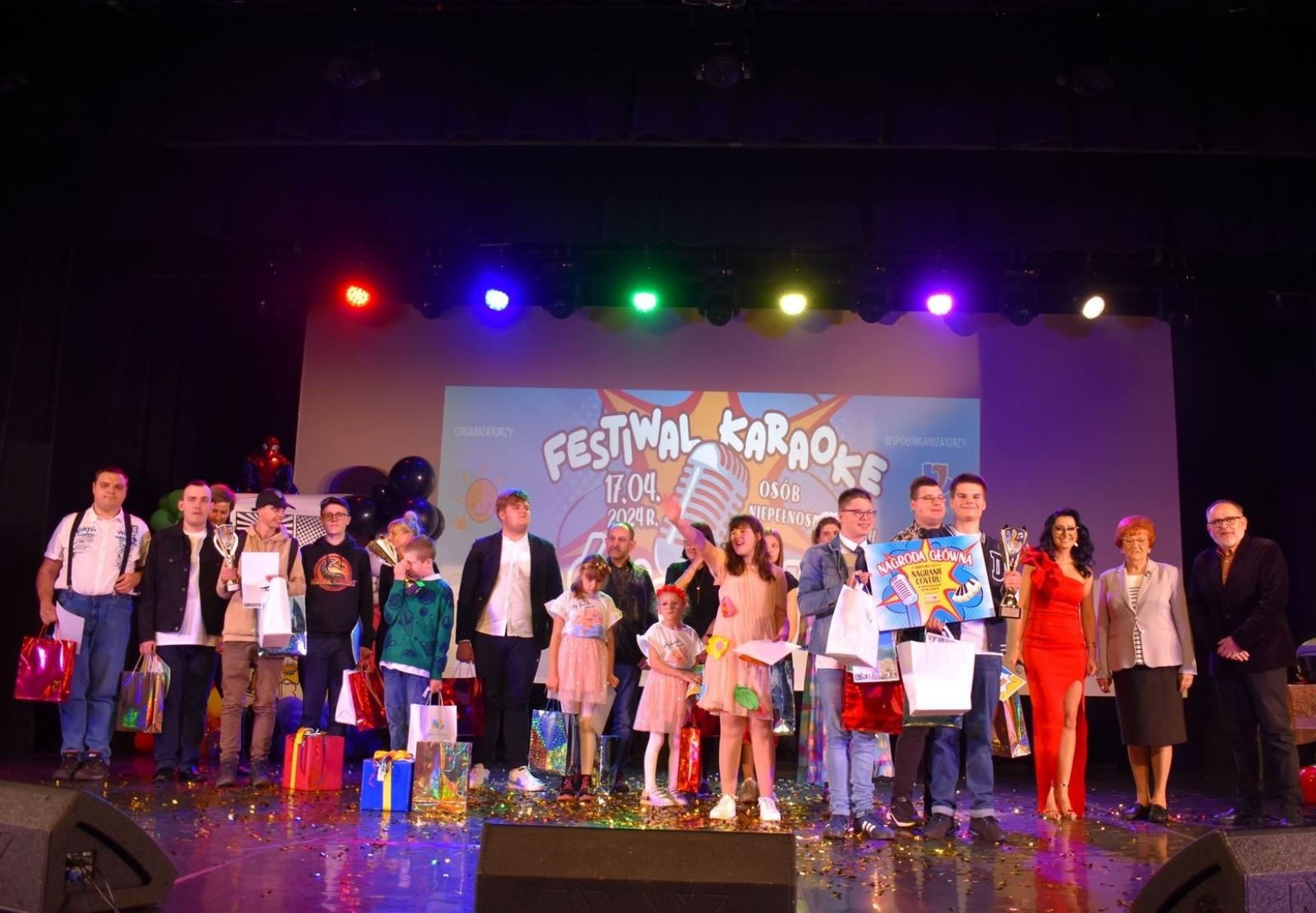 Zdjęcie w galerii na portalu naszwodzislaw.com: Supermoce na scenie Festiwalu Karaoke wiadomości z regionu