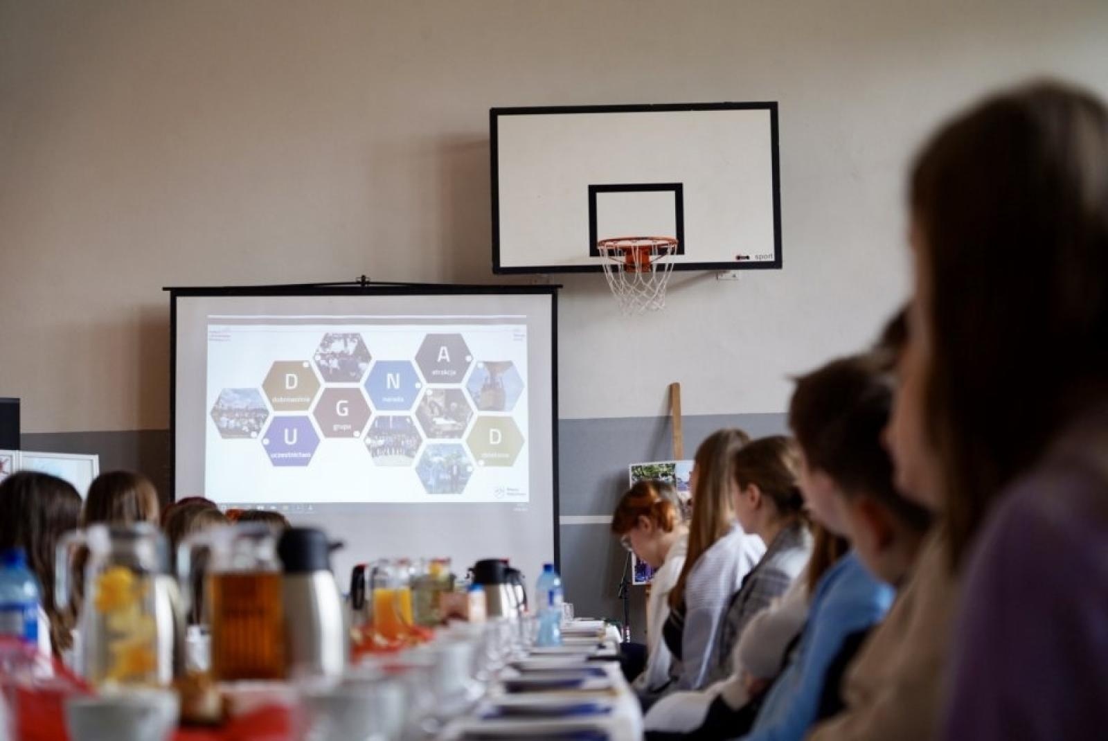 Zdjęcie w galerii na portalu naszwodzislaw.com: Dugnad po polsku, czyli od ucha do serducha [FOTO] wiadomości z regionu