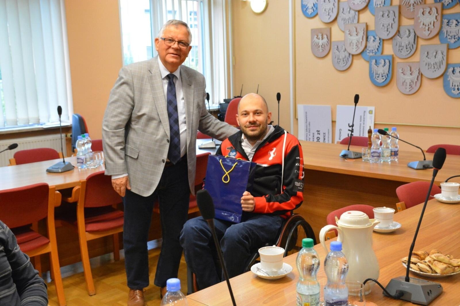 Zdjęcie w galerii na portalu naszwodzislaw.com: Marklowice. Nagrody za szczególne osiągnięcia w działalności sportowej wiadomości z regionu