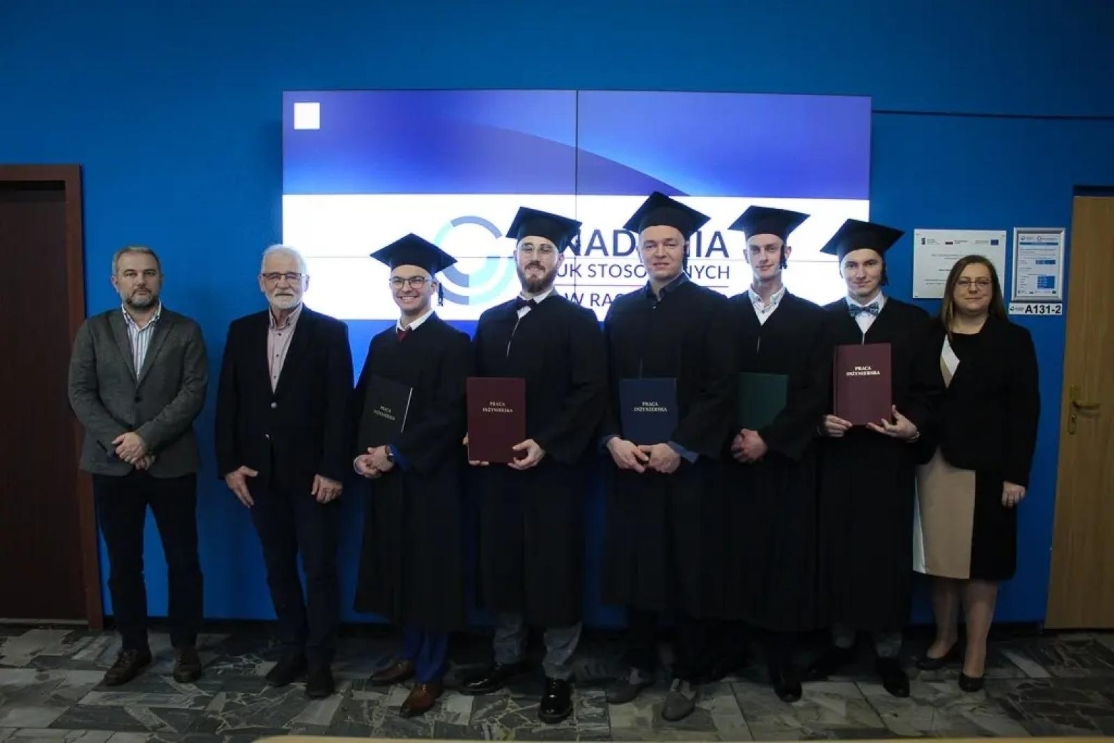 Zdjęcie w galerii na portalu naszwodzislaw.com: Kolejni inżynierowie opuścili mury raciborskiej uczelni wiadomości z regionu
